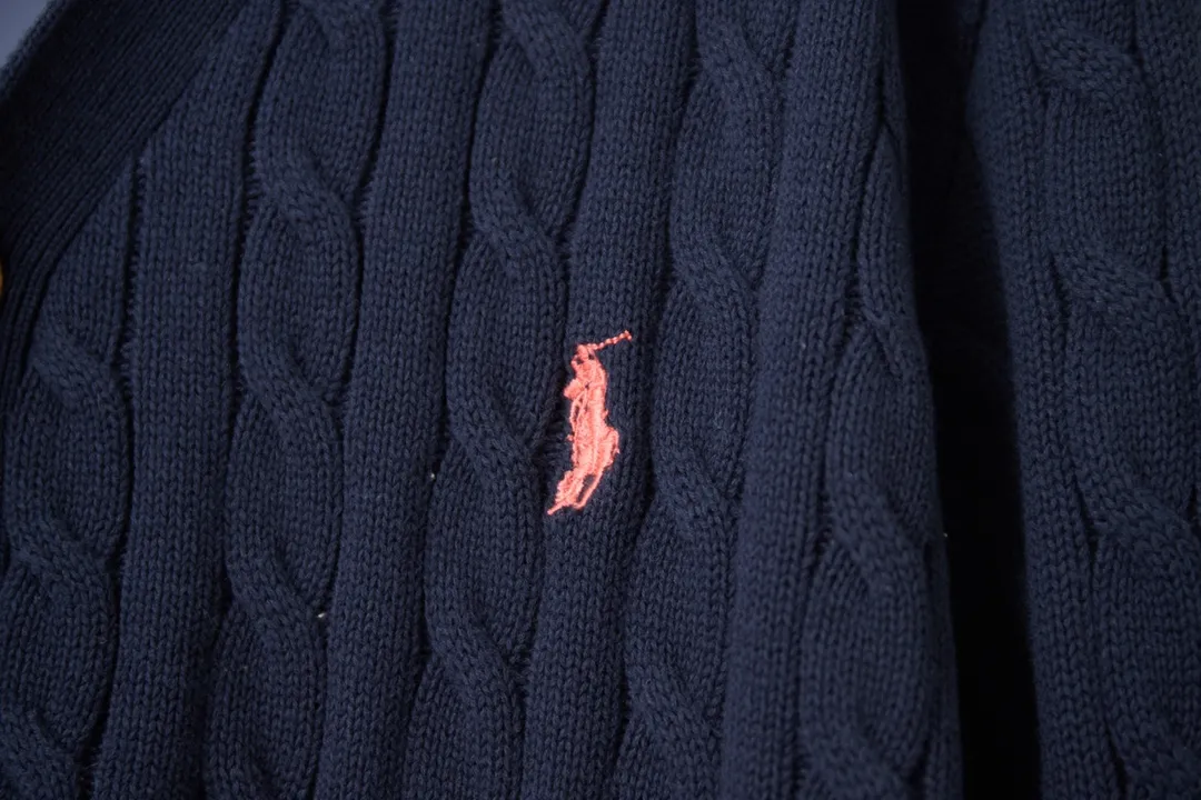 P250 POLO Paul Ralph Lauren 25FW new autumn and winter style classic war horse embroidered twist sweater, light luxury, a must-have item for daily commuting for men and women. Correct version. Welcome to compare. Detailed features · Made of 35% wool content yarn, 35% cashmere 30% synthetic fiber · Used German imported machine twist knitted cardigan · Open mold customization brand logo resin buttons · Imported Tajima machine embroidered classic war horse · Thread design on collar, cuffs and hem, windproof and comfortable · Original main mark, washed tag, moisture-proof paper packaging Color: black/khaki/grey Size: S M L XL